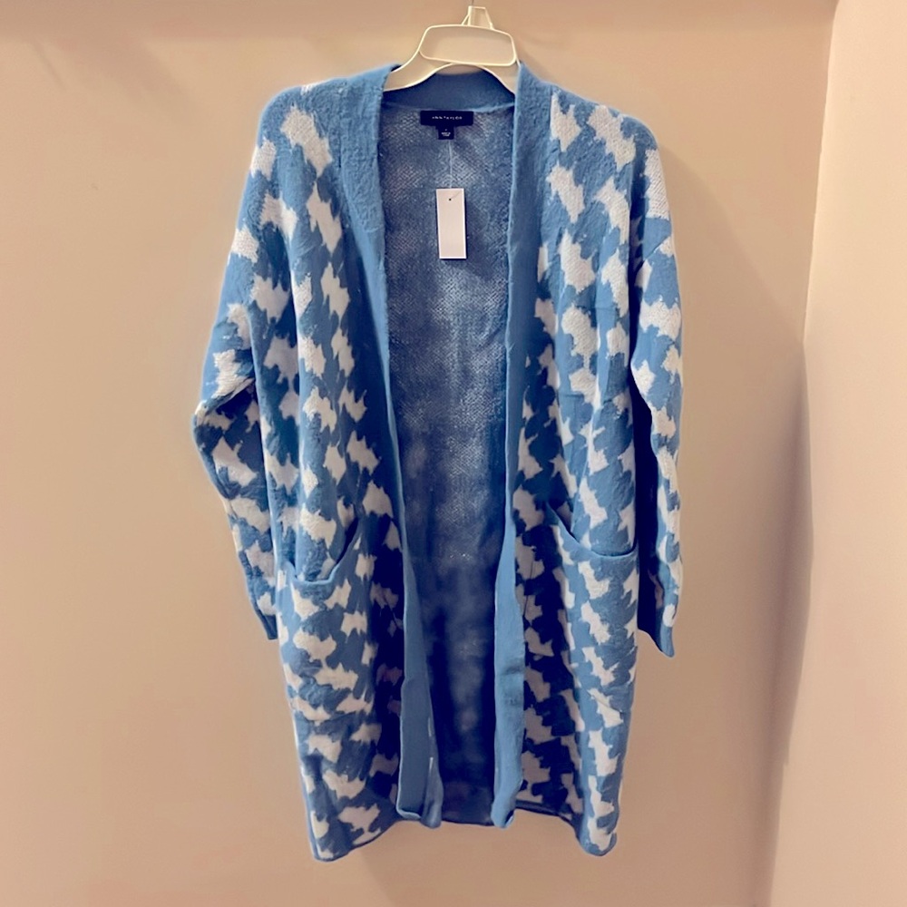 Ann Taylor NWT Size S long sweater. Great condition!!